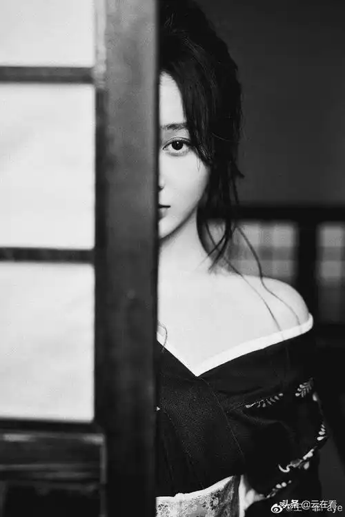 美女演员王一菲拍摄黑白美照,真好看啊