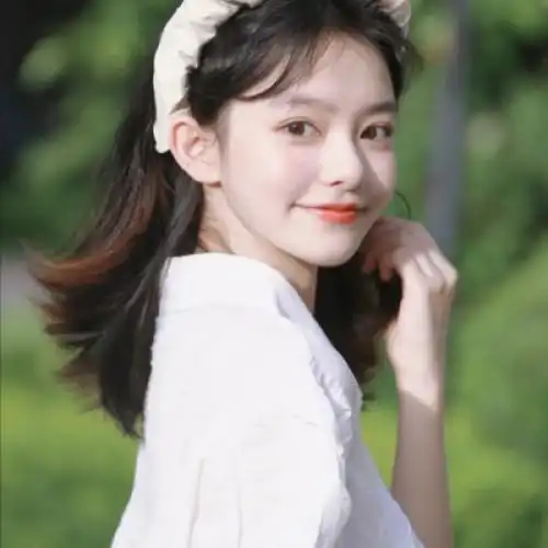 真人女头像立于皓月之边,不弱星光之势