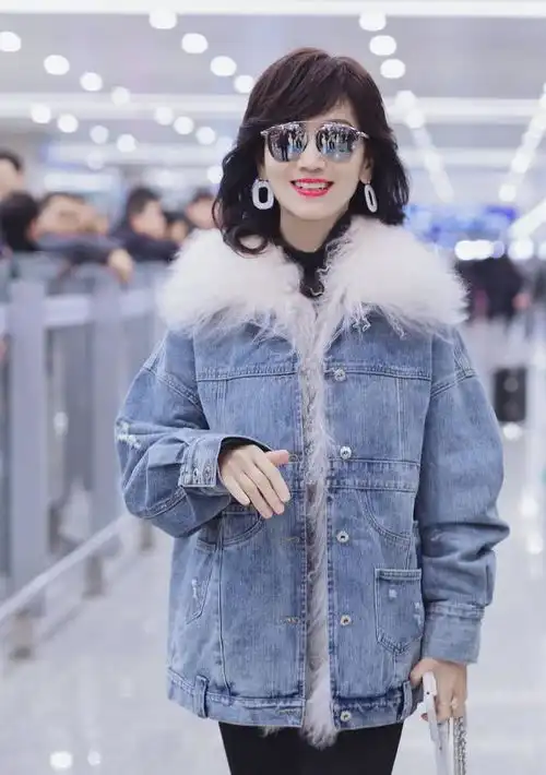 赵雅芝66岁又怎样白色大衣当连衣裙穿,配小礼帽照样美成少女样