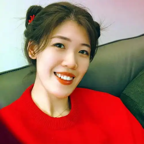 李盈莹想删的四张图片,好像被摄影师刻意抓拍,没想到能盛行网络