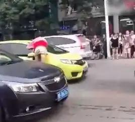 奇葩碰瓷大妈跳广场舞美女假撞变真撞