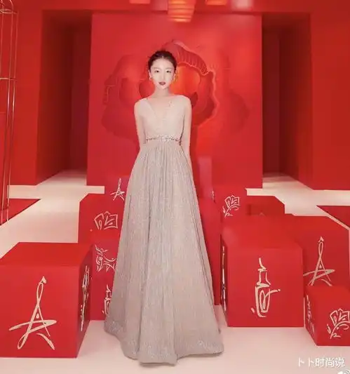 周冬雨长相甜美,可适合她的不是公主裙,不是淑女裙,休闲装最美