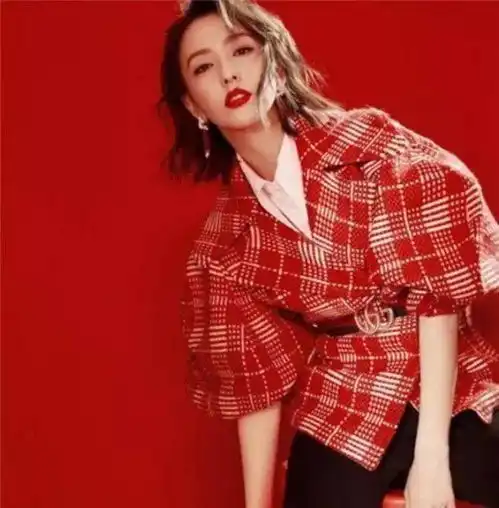 三四十岁女人过年别总穿黑色试试这几个减重色,显瘦又转运