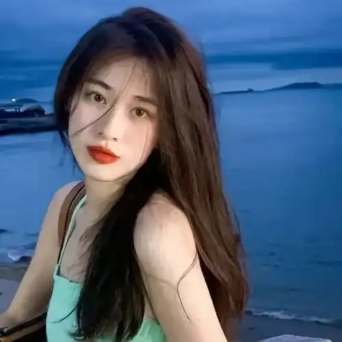 好看女头把玫瑰藏于盛夏