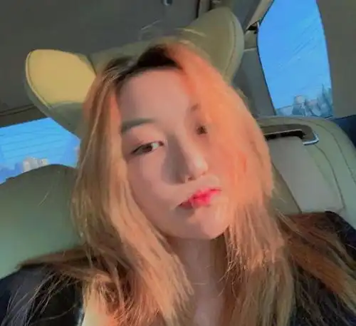 李亚鹏开车带女儿游玩,李嫣晒正脸近照真美,兔唇已基本矫正