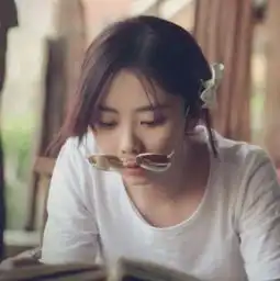 谭松韵彩色衬衫配吊带裤,行走的精致衣橱,28岁秒变18岁少女