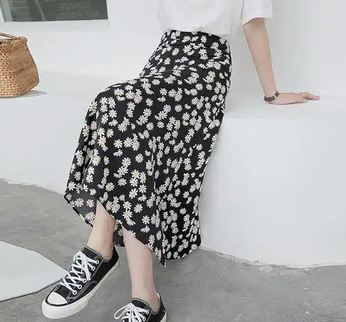 微胖有肉不要怕,看我小姑身上穿的碎花半身裙,甜美又清新