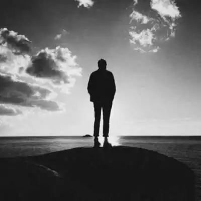 2023最新黑白高级感有格调男生背微信头像我要个性网