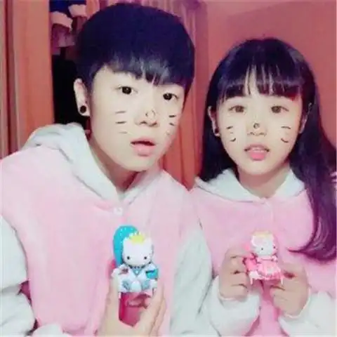 王乐乐深夜秀自拍,衣服前的东西成亮点,网友准备官宣了