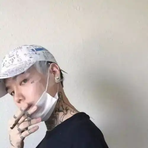 女生抽烟头像黑白医生