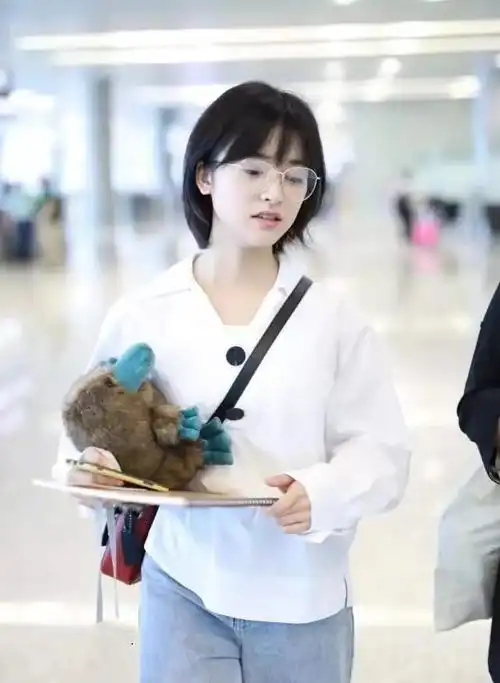 沈月终于美起来了戴金边眼镜化身文艺少女,尽显女神风范