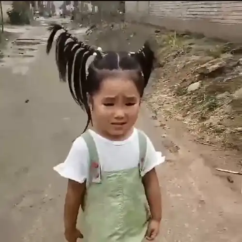 宝妈太有创意,竟把女儿的头发编成了天仙童姥,这回头率太高了