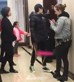 组图周迅带闺蜜窦靖童回老家过年与父母合影显温馨