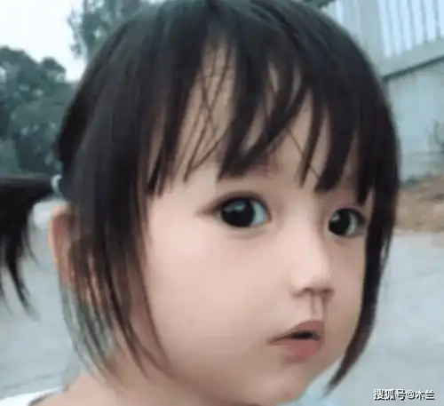 小女孩长相太过美丽,妈妈无奈晒全家照,妈妈才更像假人
