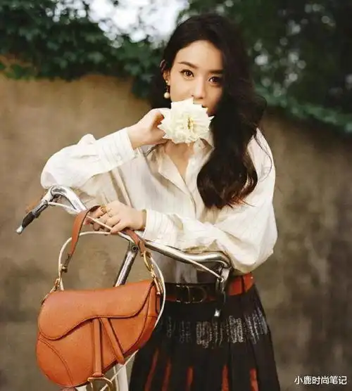 宝藏女孩赵丽颖,白衬衫配高腰半身裙,造型复古优雅精致