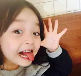 这个超q的小女孩已经有20万粉丝但看了妈妈你就知道基因有多重要...