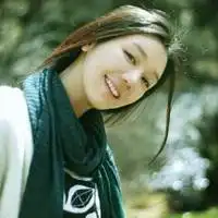 图片上有鹿角的女生头像