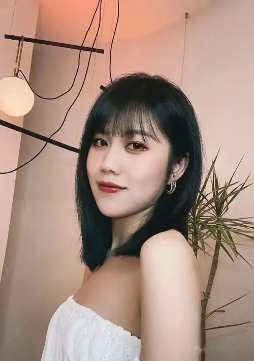 当下流行少女锁骨发