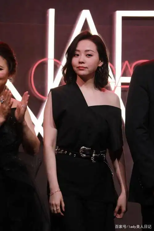 张靓颖乔欣同台参加活动,少女感vs少妇高级感,气质都很出众