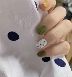 最近牛油果绿鹅黄色跳色美甲火了,显白又清新,a爆少女心