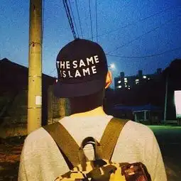 有没有女生头像背影戴帽子背书包,最好和下面这个相像