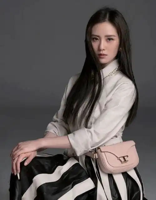 刘诗诗真的不会变老吗梳挂面头都很女神,温婉气质一点没变
