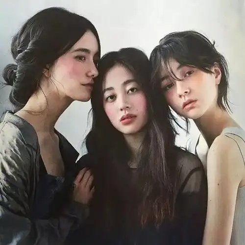 与水原希子同台走秀的00后混血少女