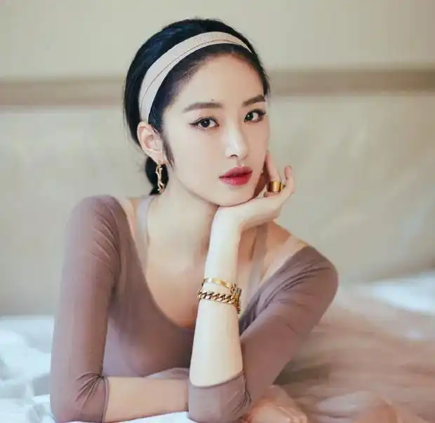 黑道甜宠文,他一听说她摔跤了,立马丢下几十亿的合同回家哄老婆