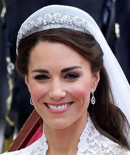 凯特现身这次是高清照,气色红润恢复良好,威廉寸步不离很宠溺