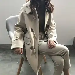 施悦名2019冬季新款毛呢大衣女韩版宽松加厚牛角扣外套a