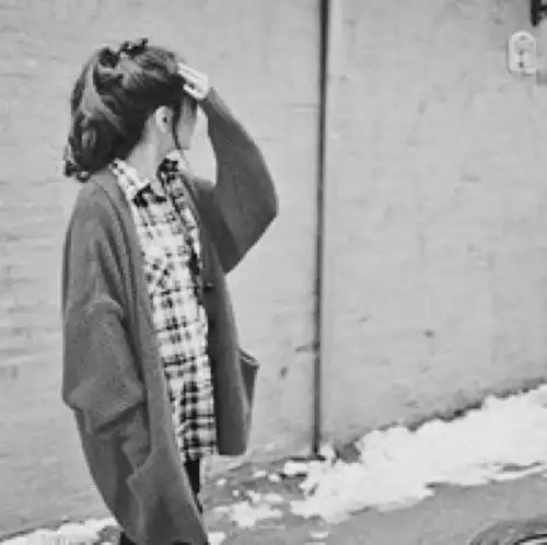 求大神,为下图弄张最配的图片情侣的那种哦