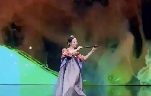 央视9位主持人秒变古装,李梓萌像超模,刚强像三生三世的老凤凰
