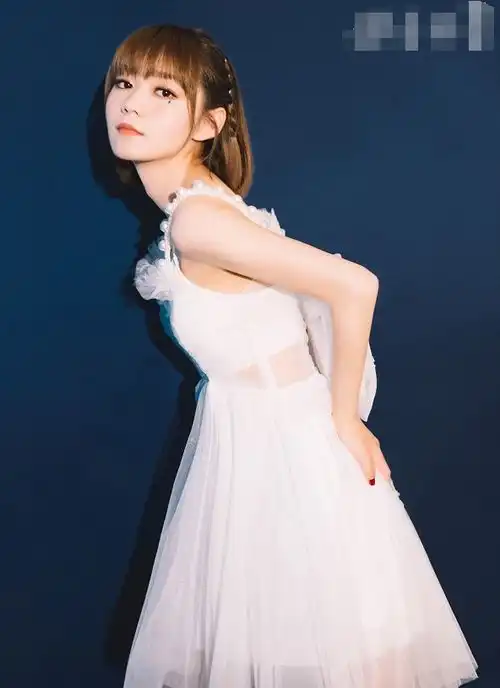 火箭少女暗黑新娘妆,杨超越变黑魔仙,孟美岐霸气,而她堪称最美