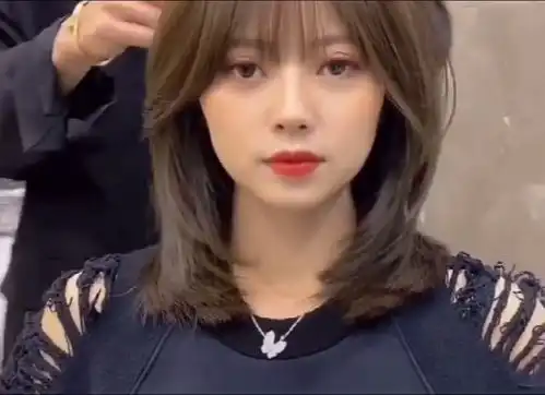 2020年最火发型既可修饰脸型也可扎可散,是每个女孩的最爱