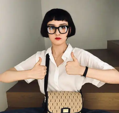 21岁宋祖儿新风格看呆了,上百西装藏不住凹凸感,95后小花不简单