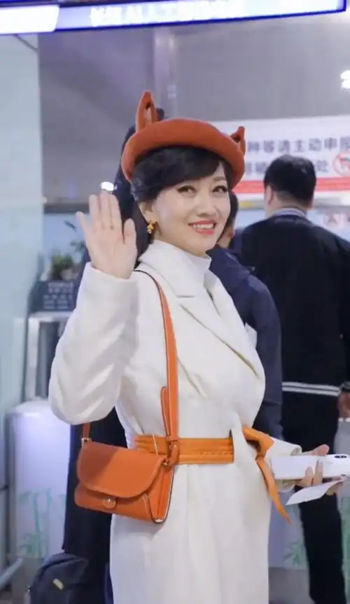 67岁赵雅芝真是岁月美人,穿大衣蘑菇帽似少女,老公戴墨镜像保镖