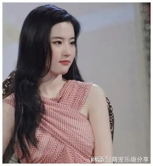 上镜相当于毁容女明星真人又瘦又美,镜头前却臃肿变形没眼看