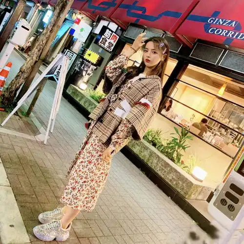 杨超越越来越美了,碎花裙清新又时尚,不愧是全村的希望
