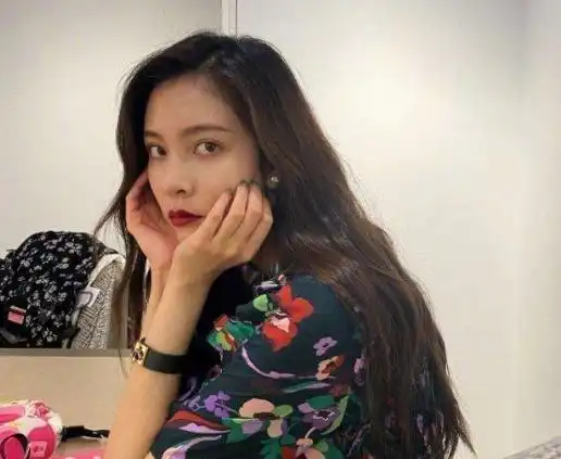 张一山被分手后首现身左顾右盼显心虚,此前疑遭宋妍霏多次内涵