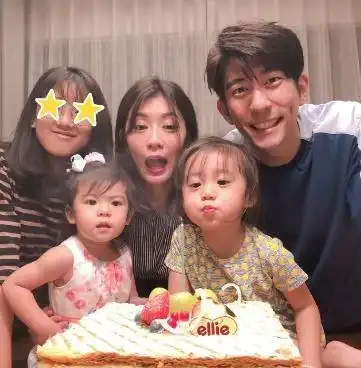 贾静雯大女儿晒姐妹合照,bo妞搞错镜头方向,傻乐的咘咘超级萌