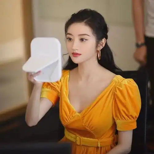 景甜换了眉形后,又换了发型,新照整个人气质都变了