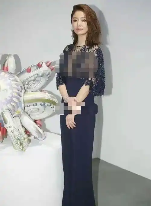 优雅的女人永不过时,林心如就算穿着老土的服装,也有一种富贵感