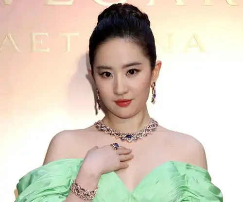 解气日本女星森星抢刘亦菲舒淇位置,直接被活动主办方除名