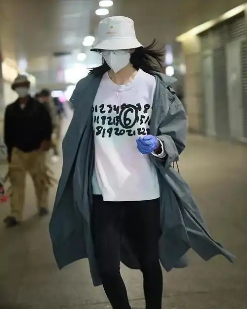 阔太童瑶穿旧风衣出行,戴护目镜口罩和塑胶手套,一双竹竿腿抢眼