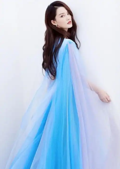 李沁都30岁还不显老,穿深v领纱裙美得惊艳,看着像18岁少女