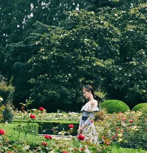 刘诗诗复出装穿得好少,露肩装大秀天鹅颈和美人肩,复古又俏丽