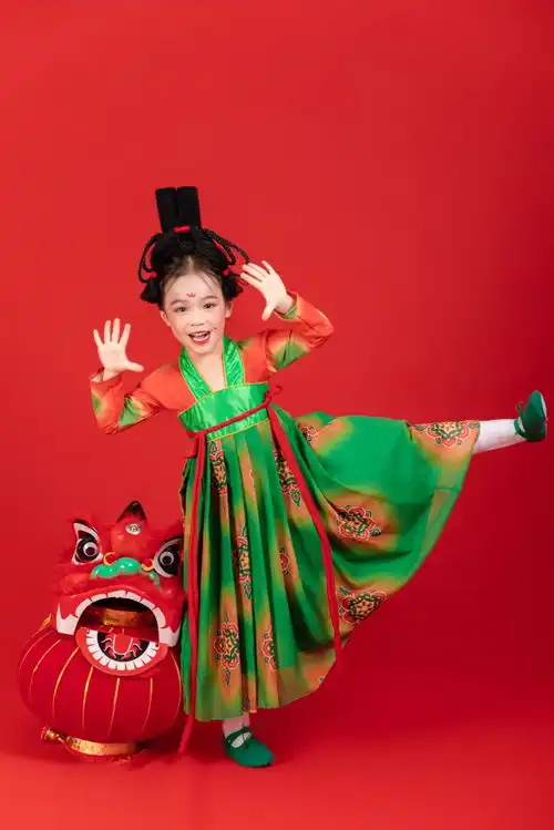 灯笼舞狮龙年新年春节女孩人物摄影图广告素材下载至来源处