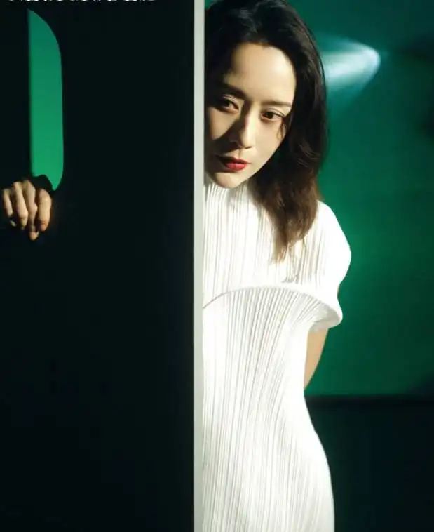 42岁海清拍高冷艺术写真大片,穿深v装突显高级感,气质优雅迷人