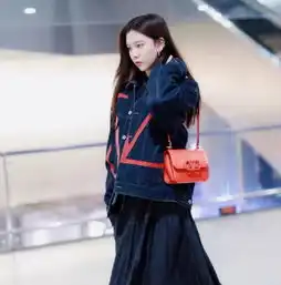 宋妍霏经典牛仔外套搭配黑色长裙,又潮又有女人味