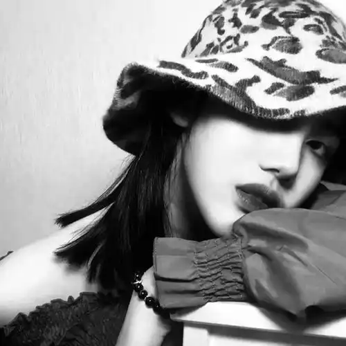 戴帽子女生头像